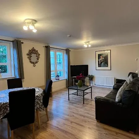 Centre - Powderhall Modern Spacious 2 Bedroom With Free Parking *