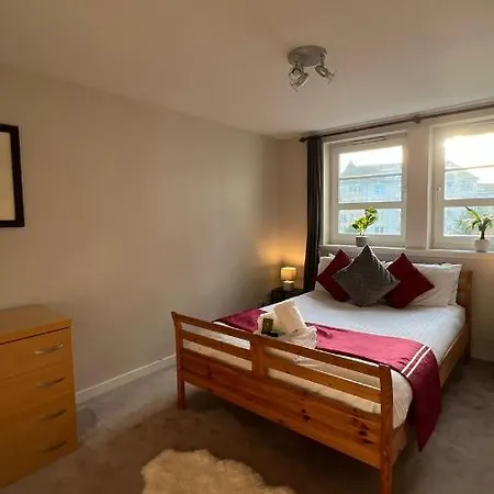 Centre - Powderhall Modern Spacious 2 Bedroom With Free Parking