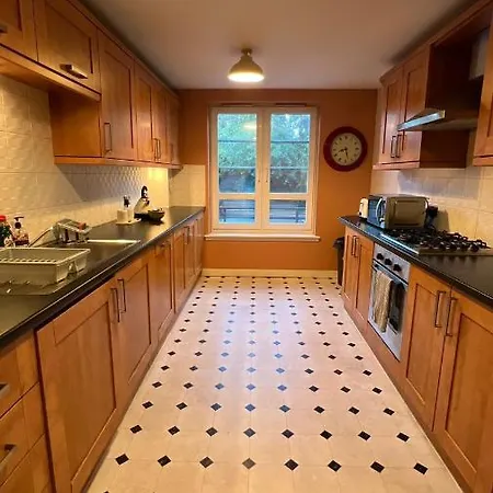 Centre - Powderhall Modern Spacious 2 Bedroom With Free Parking