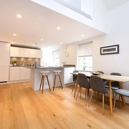 Appartement Modern 3-storey 3-bedroom
