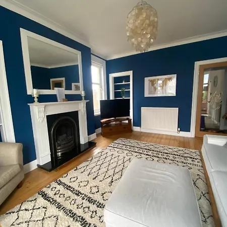 Pass The Keys Homely 2 Bed Flat Near City Centre - Free Parking *