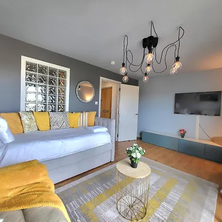 Apartment 4 Separate Beds, Sleeps 6, Beautiful 2 Bed Edinburgh