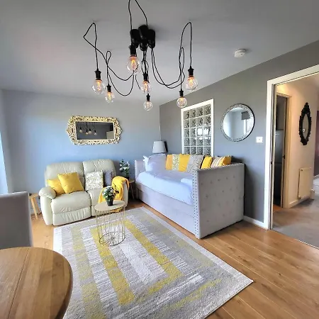 شقة 4 Separate Beds, Sleeps 6, Beautiful 2 Bed *