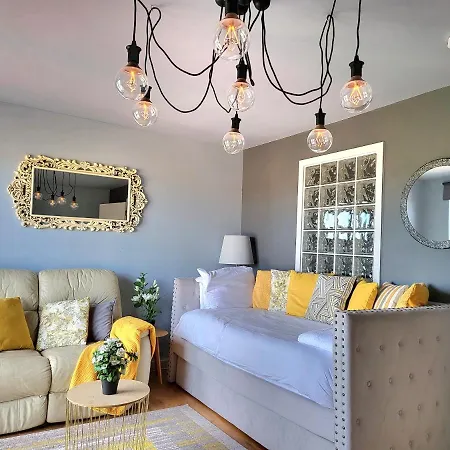 4 Separate Beds, Sleeps 6, Beautiful 2 Bed *