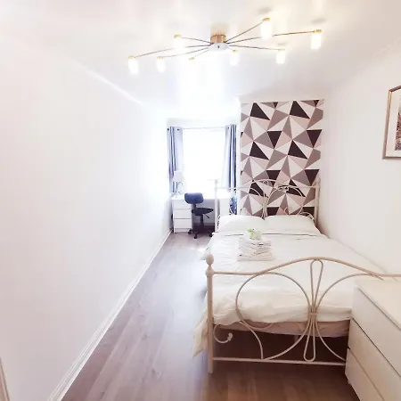 Modern And Spacious Double&king Bedrooms Both With Private Bathrooms *