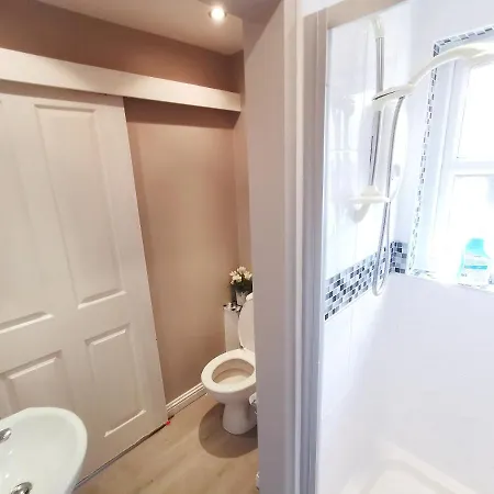 בית אירוח Modern And Spacious Double&king Bedrooms Both With Private Bathrooms אדינבורו