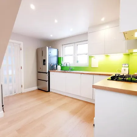 בית אירוח Modern And Spacious Double&king Bedrooms Both With Private Bathrooms *