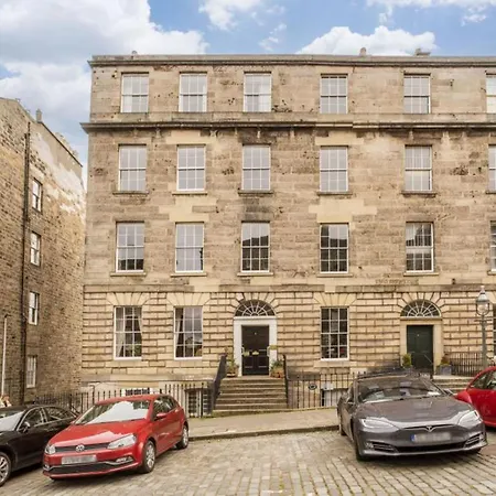 Impressive 2 Bed Apt W/ Private Entrance, New Town Apartment *