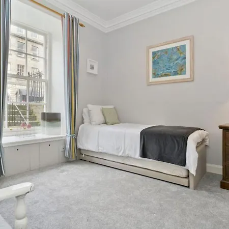 Apartment Impressive 2 Bed Apt W/ Private Entrance, New Town *