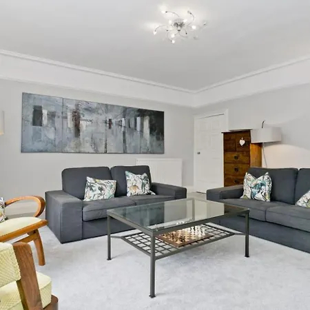 Impressive 2 Bed Apt W/ Private Entrance, New Town Apartment *
