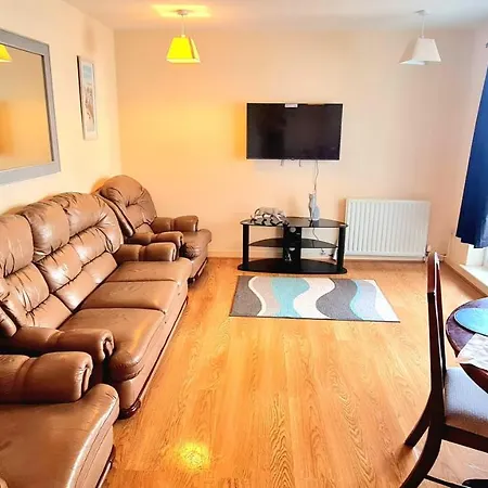 Lovely 2 Bedroom Apartment I Free Parking I Balcony I Spacious I Walking Distance To City Centre Apartment Edinburgh