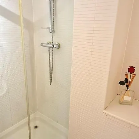 Lovely 2 Bedroom Apartment I Free Parking I Balcony I Spacious I Walking Distance To City Centre