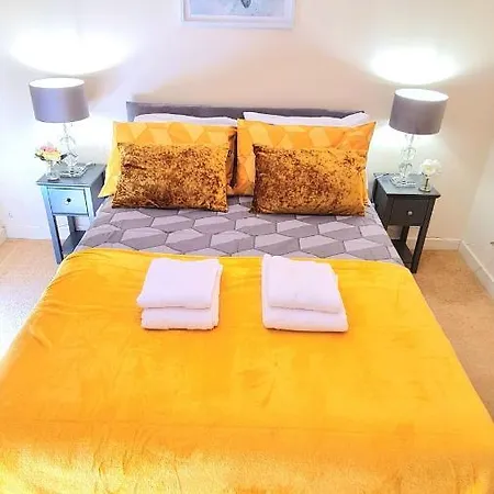 公寓 Lovely 2 Bedroom Apartment I Free Parking I Balcony I Spacious I Walking Distance To City Centre