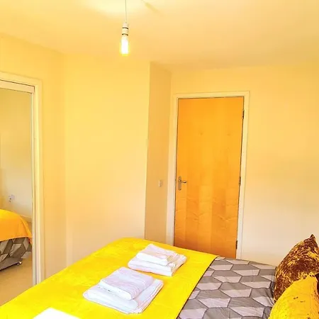 Lovely 2 Bedroom Apartment I Free Parking I Balcony I Spacious I Walking Distance To City Centre