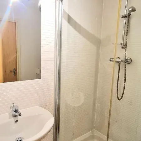 Lovely 2 Bedroom Apartment I Free Parking I Balcony I Spacious I Walking Distance To City Centre *