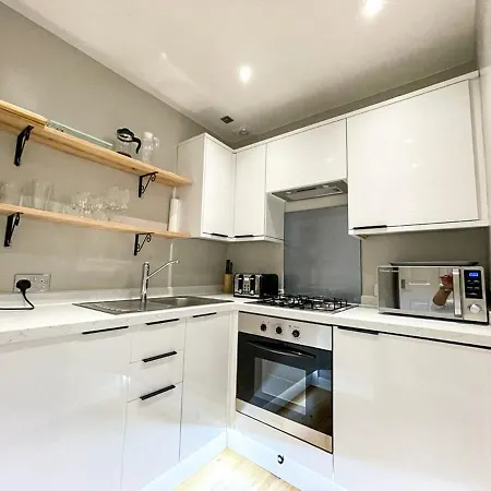 Charming 3 Bed In Old Town *