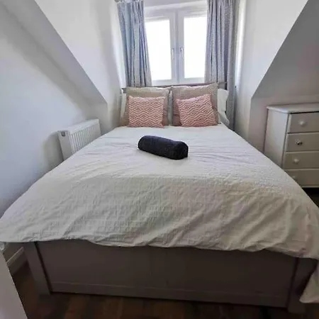 3 Bedroom Well Connected Family Free Parking *
