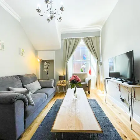 Apartamento Charming 3 Bed In Old Town Edimburgo