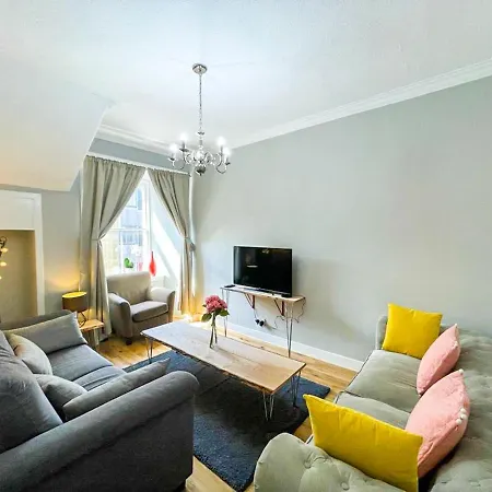 Charming 3 Bed In Old Town * Эдинбург