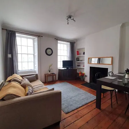 Lovely 2 Bedroom Flat In The Heart Of The Lägenhet Edinburg
