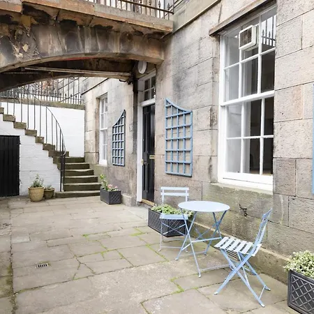 Апартаменты Joivy Chic Near Stockbridge Market