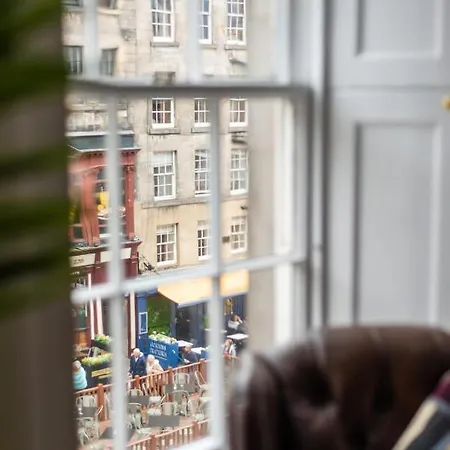 Luxury 3 Bedroom On Edinburgh's Royal Mile *