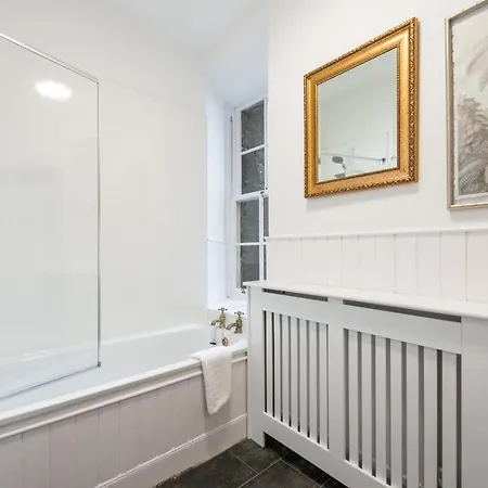 Luxury 3 Bedroom On Edinburgh's Royal Mile *