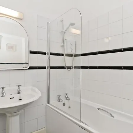 Impressive 2 Bed Apt W/ Private Entrance, New Town Apartment