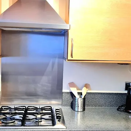 Apartment Lovely 2 Bedroom Apartment I Free Parking I Balcony I Spacious I Walking Distance To City Centre *
