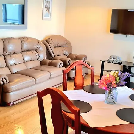 Lovely 2 Bedroom Apartment I Free Parking I Balcony I Spacious I Walking Distance To City Centre * 爱丁堡