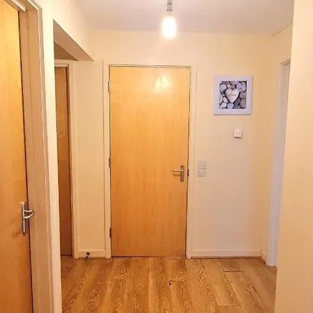 Lovely 2 Bedroom Apartment I Free Parking I Balcony I Spacious I Walking Distance To City Centre *