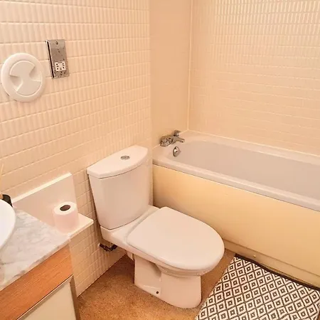Lovely 2 Bedroom Apartment I Free Parking I Balcony I Spacious I Walking Distance To City Centre