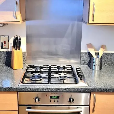 Lovely 2 Bedroom Apartment I Free Parking I Balcony I Spacious I Walking Distance To City Centre *