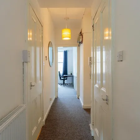 Apartment One Bedroom Just A 10 Min Walk From Center! Edinburgh