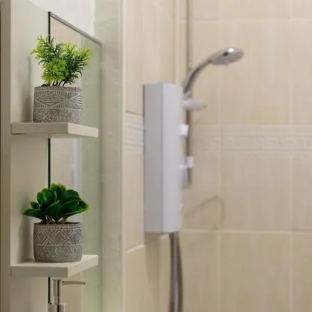 One Bedroom Just A 10 Min Walk From Center! Apartment *