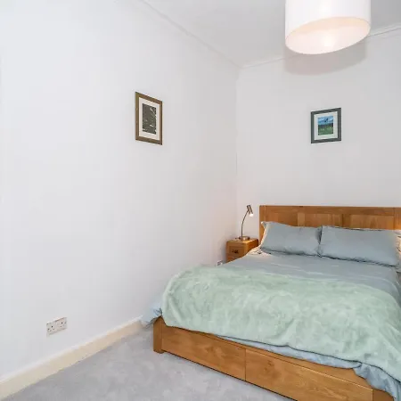 Pass The Keys Renovated 2bed Flat In Quiet Area Near The Meadows *