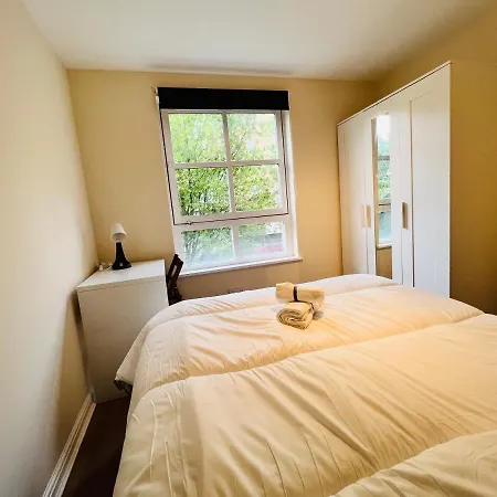 Peaceful 2 Bedroom Flat With Free Parking Apartment