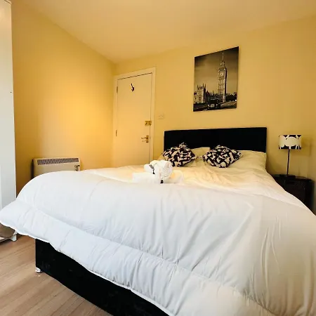 Peaceful 2 Bedroom Flat With Free Parking Apartment