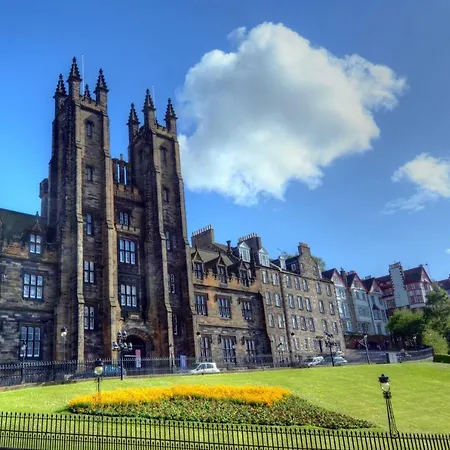 Stunning 2 Bedroom Flat In Trinity