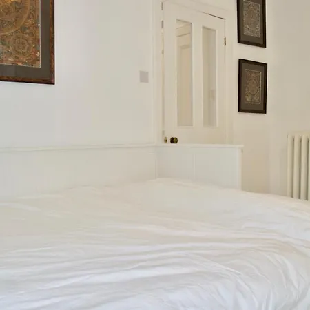 1 Bedroom Flat In West End Apartment *