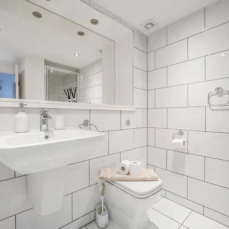 Cozy With Character Large 2 Bedroom Main Door With Garden * Edinburgh