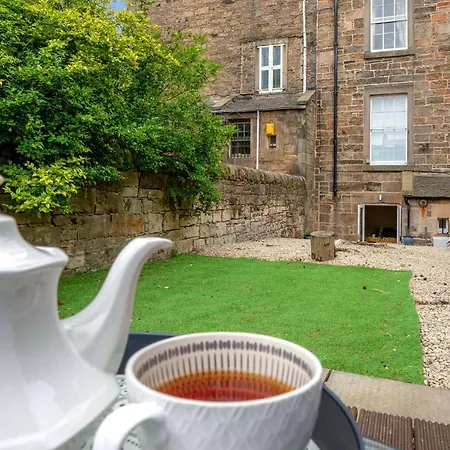 Cozy With Character Large 2 Bedroom Main Door With Garden Edinburgh