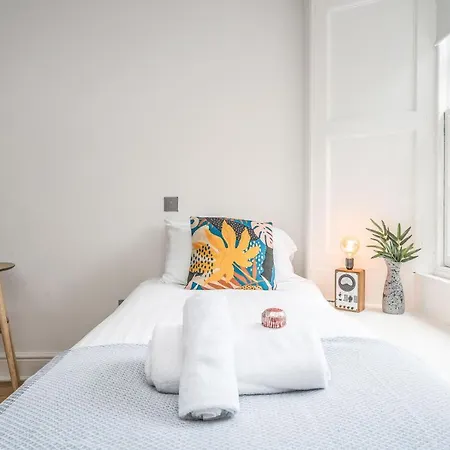 Cozy With Character Large 2 Bedroom Main Door With Garden