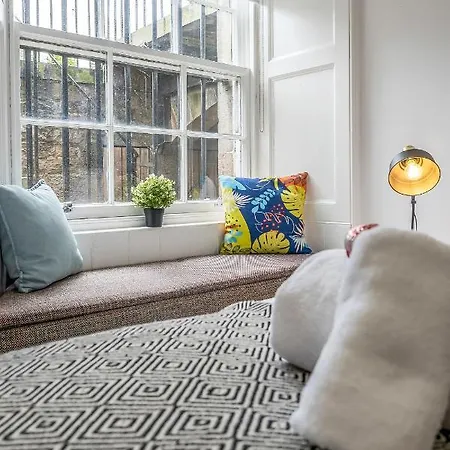 Cozy With Character Large 2 Bedroom Main Door With Garden * Edinburgh