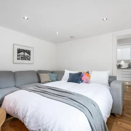 Cozy With Character Large 2 Bedroom Main Door With Garden *