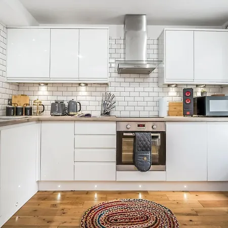 Cozy With Character Large 2 Bedroom Main Door With Garden *