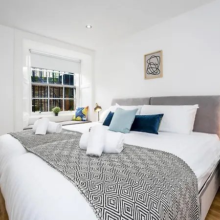 Cozy With Character Large 2 Bedroom Main Door With Garden
