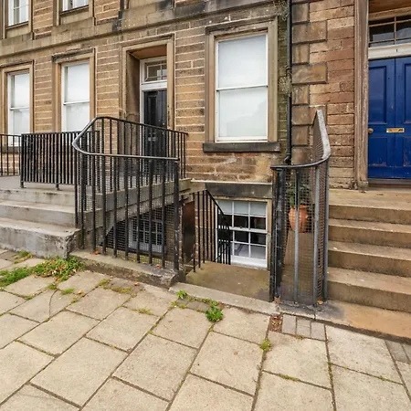 Cozy With Character Large 2 Bedroom Main Door With Garden *