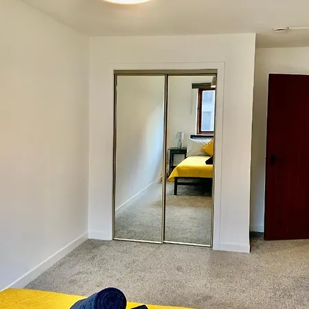 Charming Modern Cosy 2 Bedroom Flat Close To Town Apartment