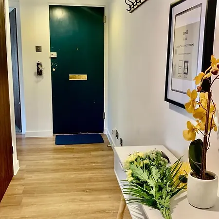 Charming Modern Cosy 2 Bedroom Flat Close To Town